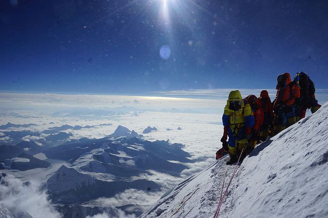 凯时登山队成功征|AG尊龙注册在线游戏服珠峰人生就是搏精神响彻青藏高原